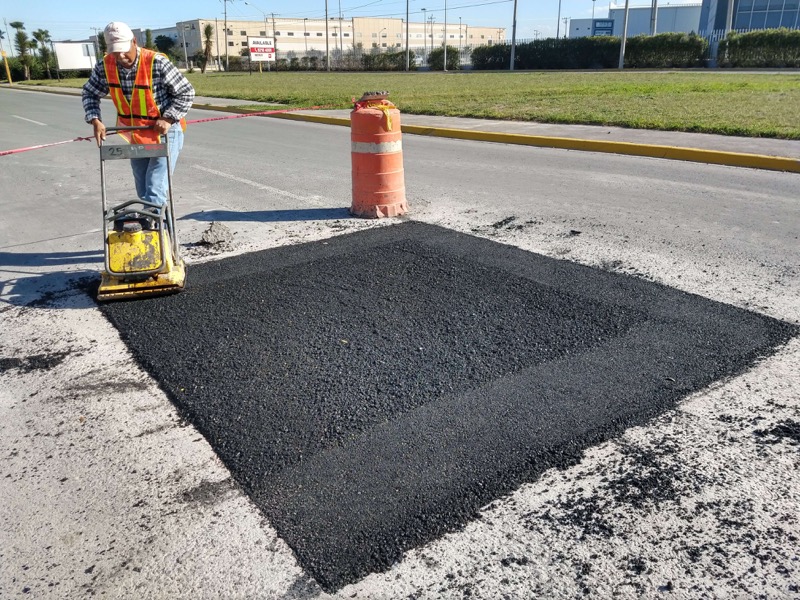 Reparación de baches con asfalto en caliente en Monterrey