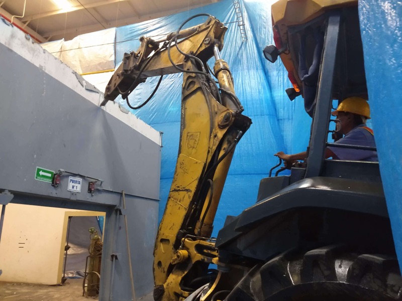 Demolición controlada de estructura con retroexcavadora en Monterrey