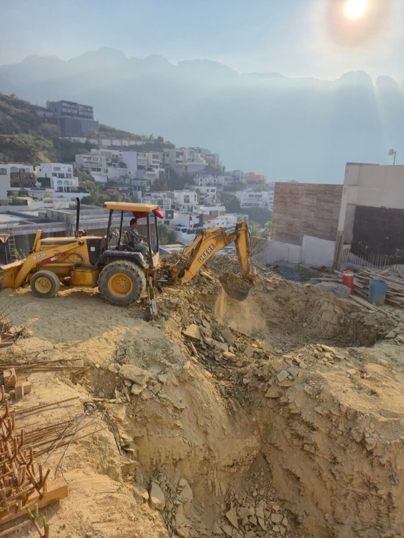 Excavación de zanja con retroexcavadora en Monterrey