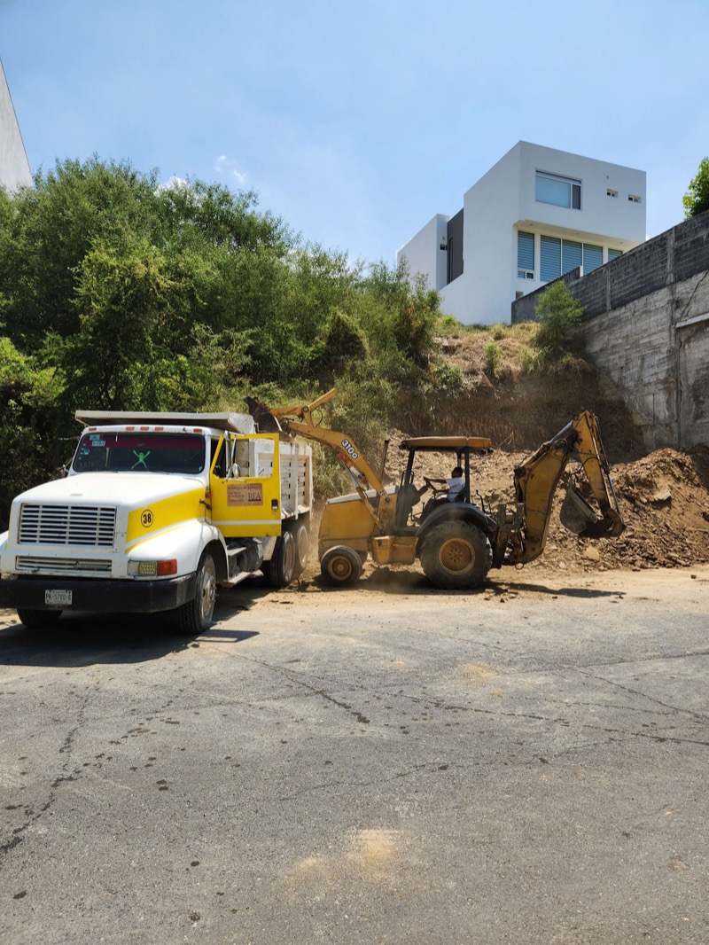 Limpieza y desmonte de terreno para construcción en Monterrey
