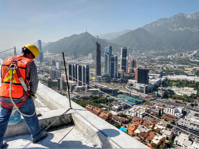 Cuadrilla de obra civil trabajando en construcción en Monterrey