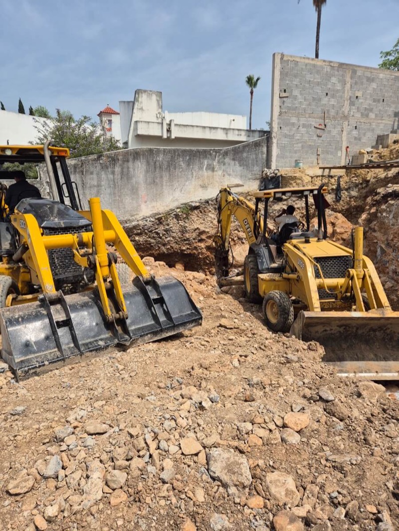 Renta de retroexcavadora John Deere con operador en Monterrey