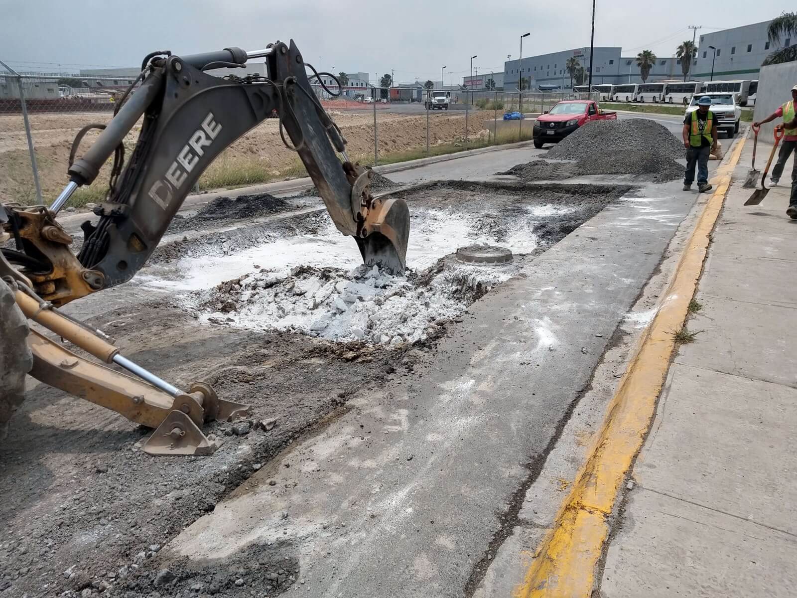Reparación de baches con asfalto en caliente en Monterrey