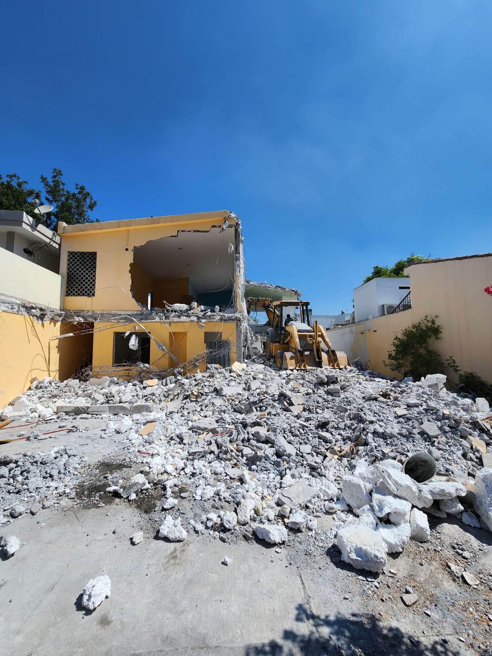 Demolición de estructura con retroexcavadora en Monterrey