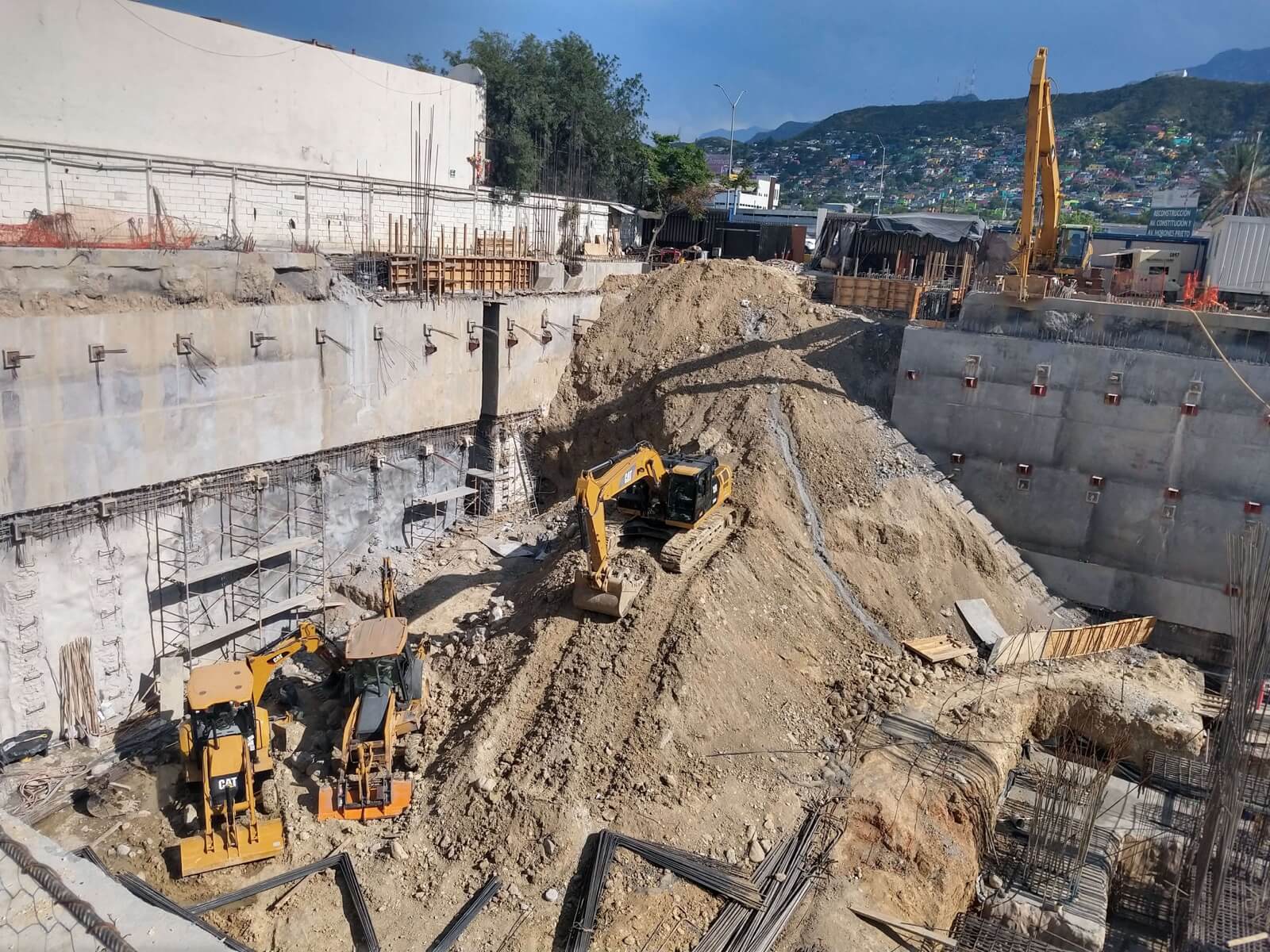 Excavación de zanja con retroexcavadora en Monterrey