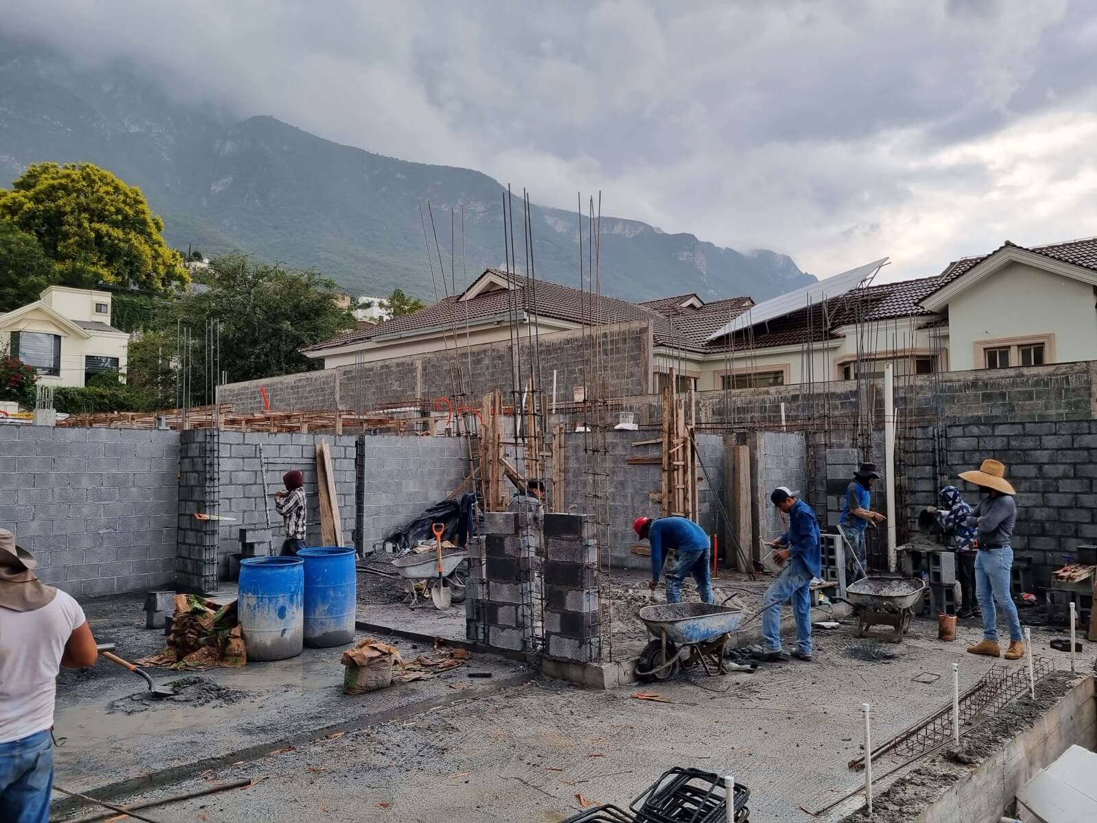 Cuadrilla de obra civil trabajando en construcción en Monterrey