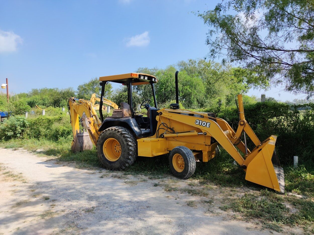 Retroexcavadora John Deere 310E en terreno - Renta en Monterrey
