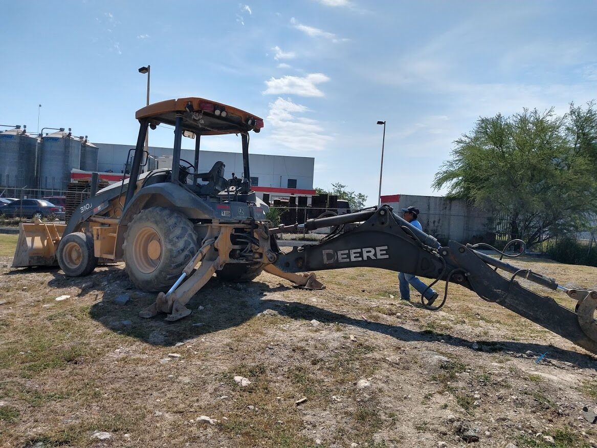 Retroexcavadora John Deere en obra civil - Servicio profesional