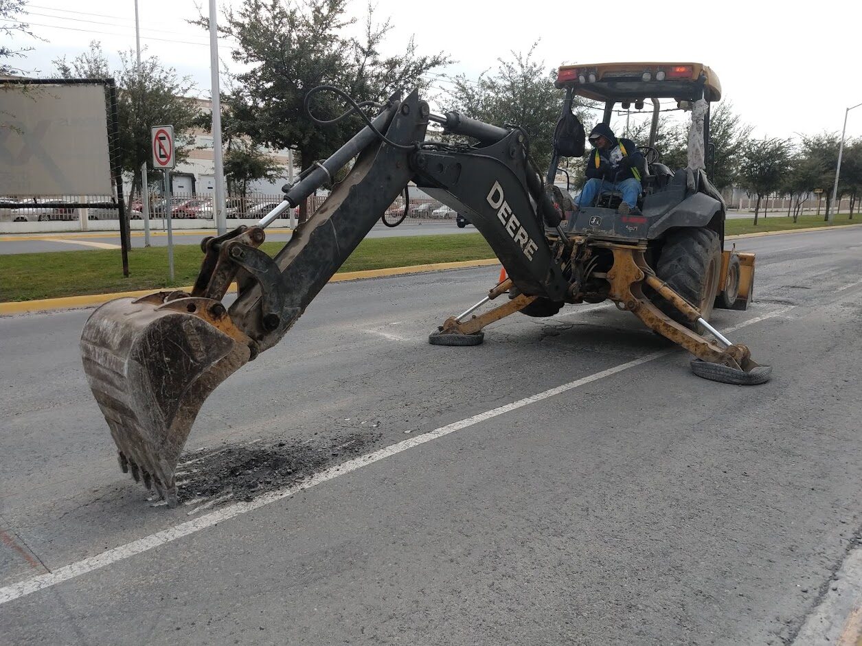 Trabajo de excavación en vía pública con retroexcavadora